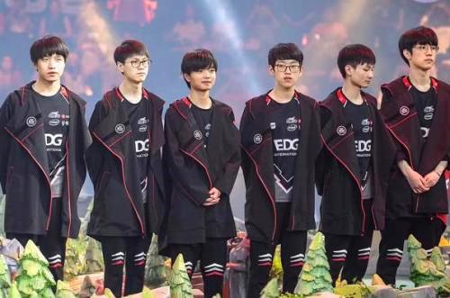 赛中扮演着 赛中扮演着